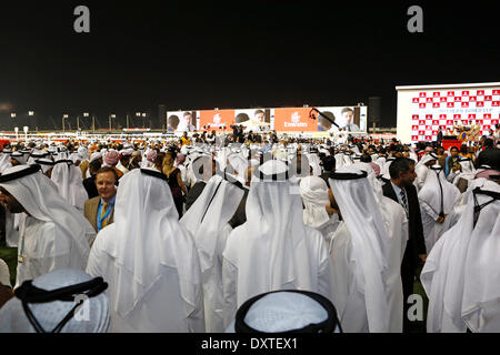 Dubai, Vereinigte Arabische Emirate. 29. März 2014. Impressionen: Racegoers im Kaftan Stil genießen Sie die Rennen. Bildnachweis: Dpa picture Alliance/Alamy Live News Stockfoto