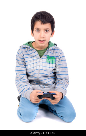 Jungen spielen von Videospielen, die Grimassen, die isoliert in weiß Stockfoto