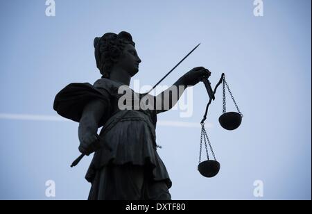 Frankfurt am Main, Deutschland. 20. März 2014. Eine Statue der Justitia, die römische Göttin der Gerechtigkeit, wird in Frankfurt am Main, 20. März 2014 gesehen. © Dpa/Alamy Live-Nachrichten Stockfoto