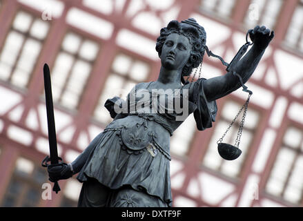 Frankfurt am Main, Deutschland. 20. März 2014. Eine Statue der Justitia, die römische Göttin der Gerechtigkeit, wird in Frankfurt am Main, 20. März 2014 gesehen. © Dpa/Alamy Live-Nachrichten Stockfoto