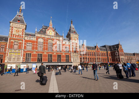 AMSTERDAM, Niederlande – 19. März 2014: Alte Gebäude-Fassade von Amsterdam Centraal - Zentralbahnhof der Stadt Stockfoto