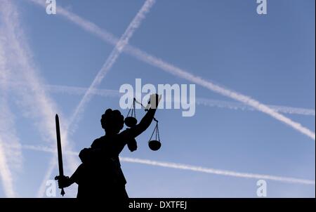 Frankfurt am Main, Deutschland. 20. März 2014. Eine Statue der Justitia, die römische Göttin der Gerechtigkeit, wird in Frankfurt am Main, 20. März 2014 gesehen. © Dpa/Alamy Live-Nachrichten Stockfoto