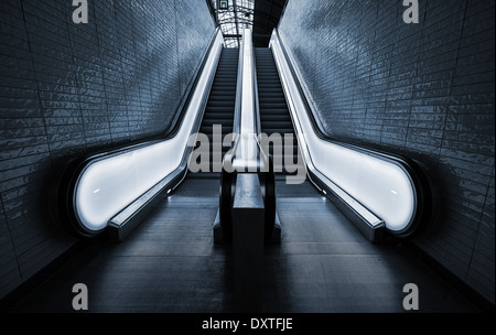 Perspektive von zwei leeren Fahrtreppen mit illuminierten Seiten Stockfoto