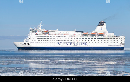 TALLINN, Estland - März 2013: Tritt Prinzessin Anastasia-Passagier-Fähre den Hafen von Tallinn am 14. März 2012 Stockfoto