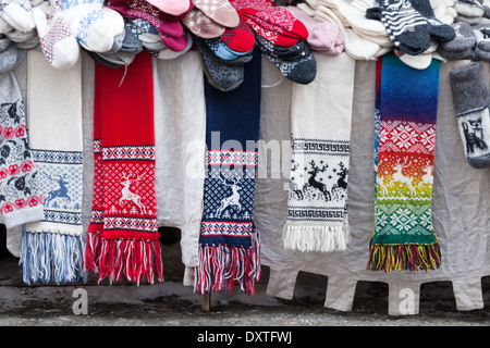 TALLINN, Estland - März 2013: Wolle Schals, Socken und andere Souvenirs liegen auf der Straße Zähler am 12. März 2013 Stockfoto