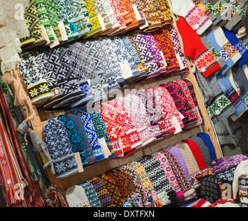 RIGA, Lettland - Dezember 2013: Bunte Wolle Handschuhe mit traditionellen volkstümlichen Mustern auf der Straße Zähler auf 31. Dezember 2013 Stockfoto