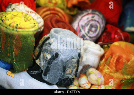 RIGA, Lettland - Dezember 2013: Bunte handgefertigte Filzhüte liegen auf der Straße Theke am 31. Dezember 2013. Dies ist eine traditionelle Stockfoto