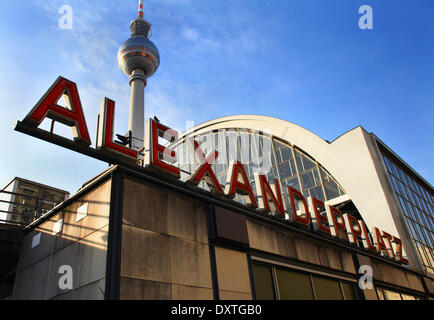 Der s-Bahnhof Berlin Alexanderplatz auf 2. Februar 2014 abgebildet. Im Hintergrund ist der Fernsehturm. Foto: Wolfram Steinberg dpa Stockfoto