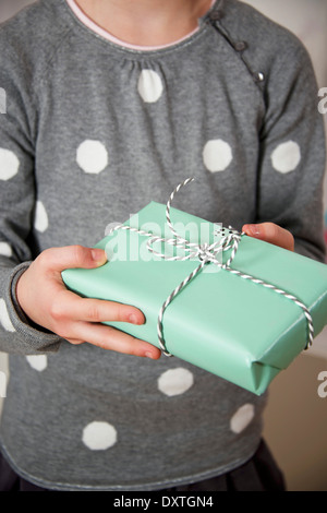 Mädchen auf der Geburtstagsparty hält eine Geschenk-Box, München, Bayern, Deutschland Stockfoto