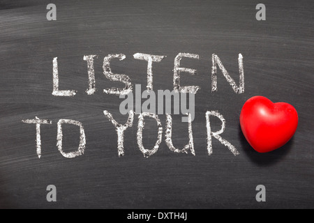 hören Sie sich Ihre Herzen Kreidezeichnung auf Tafel Stockfoto