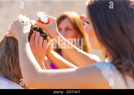 Braut mit Blumenkranz auf Kopf, Dalmatien, Kroatien Stockfoto