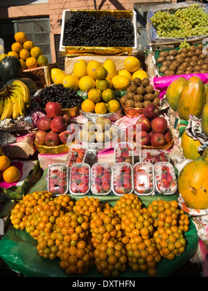 Indien, Punjab, Amritsar, Basar, ansprechende Präsentation von frischem Obst am Straßenrand Markt barrow Stockfoto