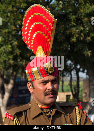 Indien, Punjab, Amritsar, Wagah Grenzposten mit Pakistan, BSF Soldat, mit geschmückten Kleid turban Stockfoto