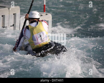 London, UK. 29. März 2014. Tag 2 - Fiona Pennie in GB Kanu Slalom 2014 Selection Trials konkurrieren. Lee Valley White Water Centre, London Credit: Grant Burton/Alamy Live-Nachrichten Stockfoto