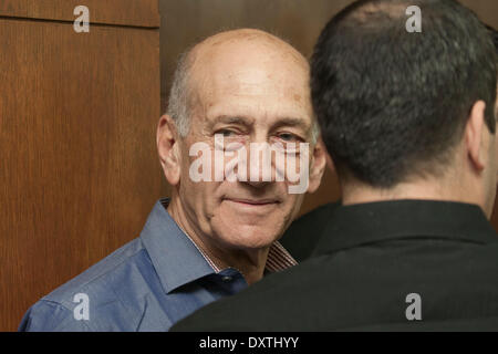 Tel Aviv, Israel. 31. März 2014. Der ehemalige israelische Ministerpräsident Ehud Olmert (L) wird an das Bezirksgericht von Tel Aviv, Israel, am 31. März 2014 gesehen. Der ehemalige israelische Ministerpräsident Ehud Olmert wurde verurteilt Montag am Tel Aviv Hof in einen Korruptionsfall datiert auf die Jahre, als er Bürgermeister von Jerusalem war. Nach Staatsanwälte, zwischen 1993 und 2003 verwendet Olmer seine Macht als Bürgermeister, um Bauprozesse Wohnprojekte wie die Holyland Komplex in Jerusalem im Tausch gegen Bestechungsgelder von Bauunternehmen zu beschleunigen. Bildnachweis: POOL/Dan Balilty/Xinhua/Alamy Live-Nachrichten Stockfoto