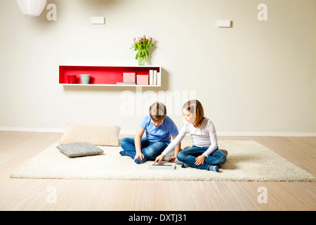 Kinder mit Tablet-PC zu Hause, München, Bayern, Deutschland Stockfoto