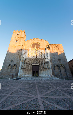 Kathedrale von Castell´o d'Empúries (Girona, Spanien) bei Sonnenuntergang Stockfoto