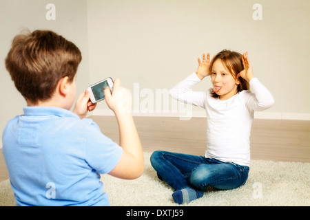 Mädchen machen ein Gesicht, junge unter Bild, München, Bayern, Deutschland Stockfoto