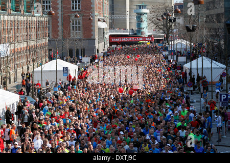 Menge von bis zu 30.000 Läufer warten darauf, in den halben Marathon Weltmeisterschaften 2014 in den Straßen von sonnigen Kopenhagen beginnen. Stockfoto