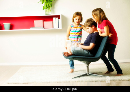 Kinder mit Tablet-PC zu Hause, München, Bayern, Deutschland Stockfoto