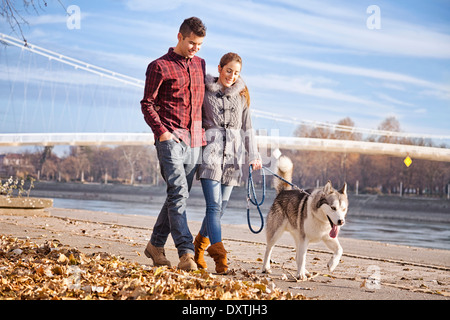 Paar Walking Hund im Freien, Kroatien Stockfoto