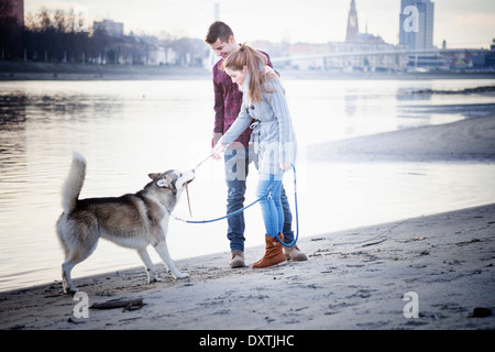 Paar Walking Hund im Freien, Kroatien Stockfoto