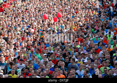 Menge von bis zu 30.000 Läufer warten darauf, in den halben Marathon Weltmeisterschaften 2014 in den Straßen von sonnigen Kopenhagen beginnen. Stockfoto