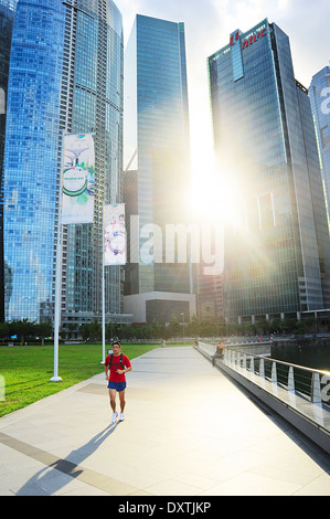 Unbekannter Mann Joggen vor Singapur Innenstadt Stockfoto