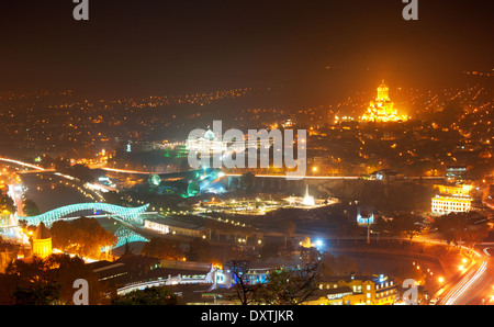 Stadtbild von Tiflis am Abend. Georgien Stockfoto