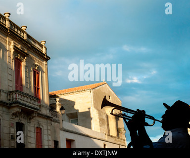 Silhouette eines Trompeters ulica Arles, Frankreich Stockfoto