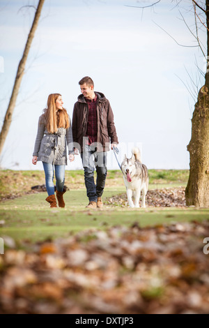 Paar Walking Hund im Freien, Kroatien Stockfoto