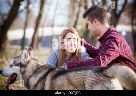 Paar mit Hund im Freien, Kroatien Stockfoto