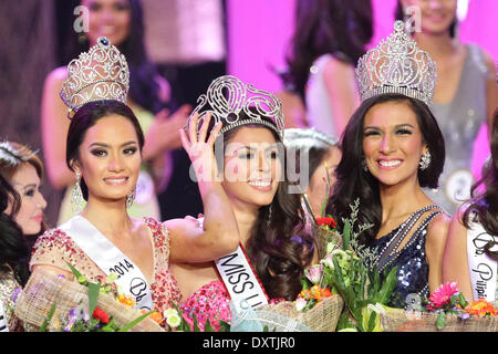 Quezon City, Philippinen. 30. März 2014. (v.l.) BB Pilipinas Intercontinental Kris Janson, Bb Pilipinas Universum Mary Jean Lastimosa, Bb Pilipinas International Mary Anne Guidotti bei der Krönung des Wettbewerbes 2014 Binibining Pilipinas. Binibining Pilipinas ist die Philippinen renommiertesten Schönheitswettbewerb mit Vertretern, die Rücken an Rücken Siege wie Miss Universum 2013 3. Läufer Uo Ariella Arida gewinnen. Bildnachweis: Pazifische Presse/Alamy Live-Nachrichten Stockfoto