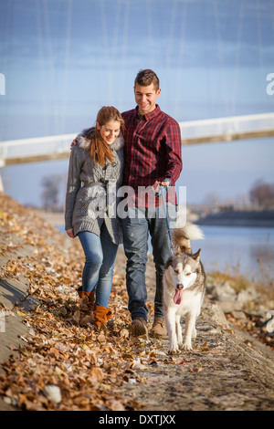 Paar Walking Hund im Freien, Kroatien Stockfoto