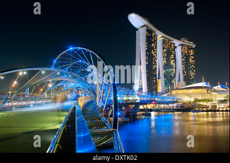 Die Helix-Brücke und Marina Bay Sands in Singapur. Stockfoto