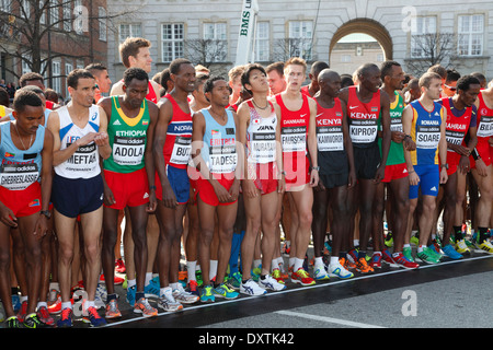 Männer Elite Klasse bereit an der Startlinie in der IAAF/AL-Bank eine halbe Marathon Weltmeisterschaften 2014 in sonnigen Kopenhagen, Dänemark. Stockfoto