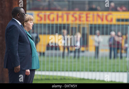 Berlin, Deutschland. 31. März 2014. Deutsche Bundeskanzlerin Angela Merkel (CDU) begrüßt Präsident von Senegal Macky Sall mit einer Militärparade vor dem Bundeskanzleramt in Berlin, Deutschland, 31. März 2014. Foto: Bernd von Jutrczenka/Dpa/Alamy Live News Stockfoto