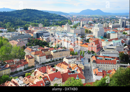 Blick von oben auf die Altstadt von Ljubljana bei Sonnenuntergang, Slowenien Stockfoto