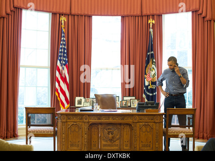 Präsident Barack Obama spricht über die Situation in der Ukraine, 1. März 2014 am Telefon im Oval Office mit russischen Präsidenten Vladimir Putin. Stockfoto