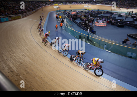 Radfahrer-Rennen um den Titel im London Olympic Velodrome Stockfoto