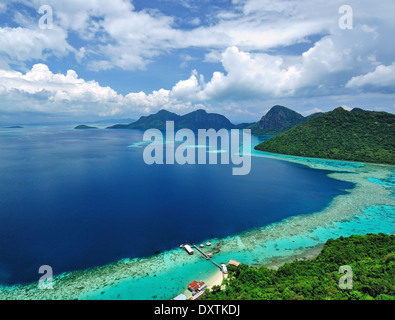 Malaysia Sabah Borneo malerische Luftaufnahme des Tun Sakaran Marine Park tropischen Insel Semporna, Sabah. Stockfoto