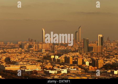 Eine Skyline-Blick von Abu Dhabi, Vereinigte Arabische Emirate im Morgengrauen mit der Corniche und World Trade Center Stockfoto
