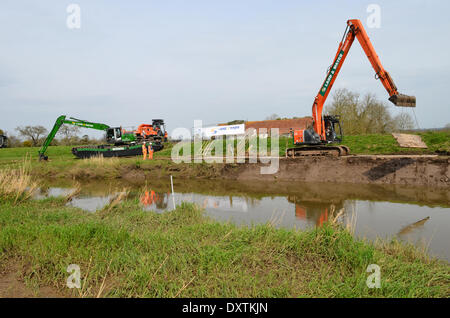 In der Nähe von Burrowbridge, UK. 31. März 2014. Beginn der Arbeiten zur Phase 1 der die Ausbaggerung der Fluß Parrett - Baggerarbeiten am Flussufer. Im Zuge der extremen Überschwemmungen auf der Somerset Ebene die einige kommt die Baggerarbeiten wurden auf einem Mangel der Wasserstraßen Baggerarbeiten verantwortlich.  Gerät ist Hitachi ZX225usr mit GPS-Graben-System, auch 13t amphibische Bagger und ein 7 Tonnen verfolgt Dumper Credit: Robert Timoney/Alamy Live News Stockfoto