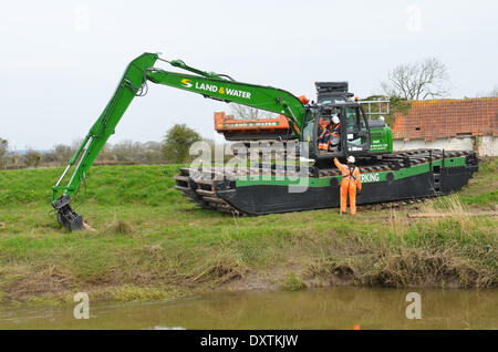 In der Nähe von Burrowbridge, UK. 31. März 2014. Beginn der Arbeiten zur Phase 1 der die Ausbaggerung der Fluß Parrett - Baggerarbeiten am Flussufer. Im Zuge der extremen Überschwemmungen auf der Somerset Ebene die einige kommt die Baggerarbeiten wurden auf einem Mangel der Wasserstraßen Baggerarbeiten verantwortlich.  Gerät ist Hitachi ZX225usr mit GPS-Graben-System, auch 13t amphibische Bagger und ein 7 Tonnen verfolgt Dumper Credit: Robert Timoney/Alamy Live News Stockfoto