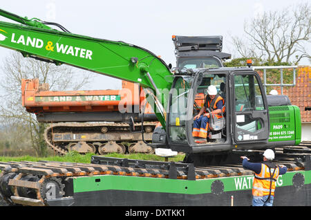 In der Nähe von Burrowbridge, UK. 31. März 2014. Beginn der Arbeiten zur Phase 1 der die Ausbaggerung der Fluß Parrett - Baggerarbeiten am Flussufer. Im Zuge der extremen Überschwemmungen auf der Somerset Ebene die einige kommt die Baggerarbeiten wurden auf einem Mangel der Wasserstraßen Baggerarbeiten verantwortlich.  Gerät ist Hitachi ZX225usr mit GPS-Graben-System, auch 13t amphibische Bagger und ein 7 Tonnen verfolgt Dumper Credit: Robert Timoney/Alamy Live News Stockfoto