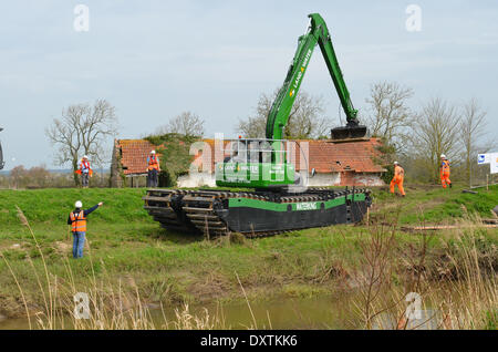 In der Nähe von Burrowbridge, UK. 31. März 2014. Beginn der Arbeiten zur Phase 1 der die Ausbaggerung der Fluß Parrett - Baggerarbeiten am Flussufer. Im Zuge der extremen Überschwemmungen auf der Somerset Ebene die einige kommt die Baggerarbeiten wurden auf einem Mangel der Wasserstraßen Baggerarbeiten verantwortlich.  Gerät ist Hitachi ZX225usr mit GPS-Graben-System, auch 13t amphibische Bagger und ein 7 Tonnen verfolgt Dumper Credit: Robert Timoney/Alamy Live News Stockfoto