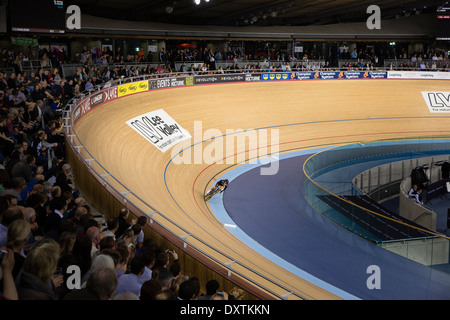 Ein Radfahrer-Rennen rund um die Strecke im London Olympic Velodrome Stockfoto