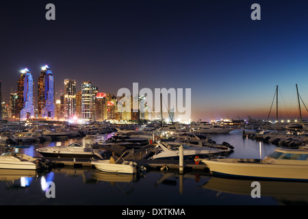 Dubai, Vereinigte Arabische Emirate. Skyline Panoramablick auf Dubai Marina, die Marina und JBR zeigen. (Jumeirah Beach Residences) Stockfoto