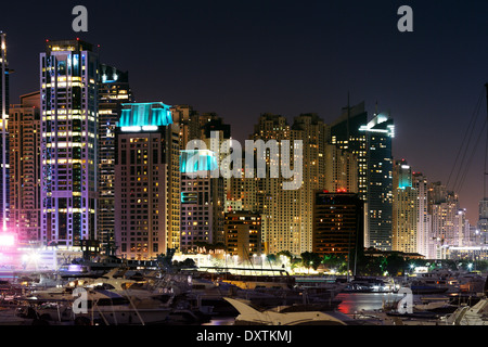 Dubai, Vereinigte Arabische Emirate. Skyline Panoramablick auf Dubai Marina, die Marina und JBR zeigen. (Jumeirah Beach Residences) Stockfoto