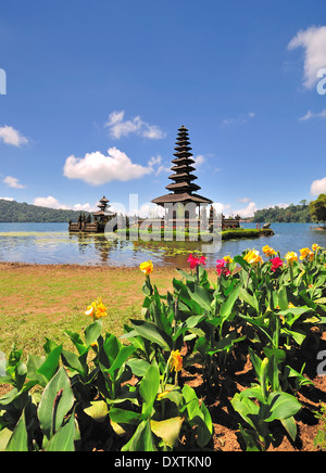 Schwebende Tempel oder Pura Ulun Danu Tempel auf einem Beratan See. Bali Indonesien Stockfoto